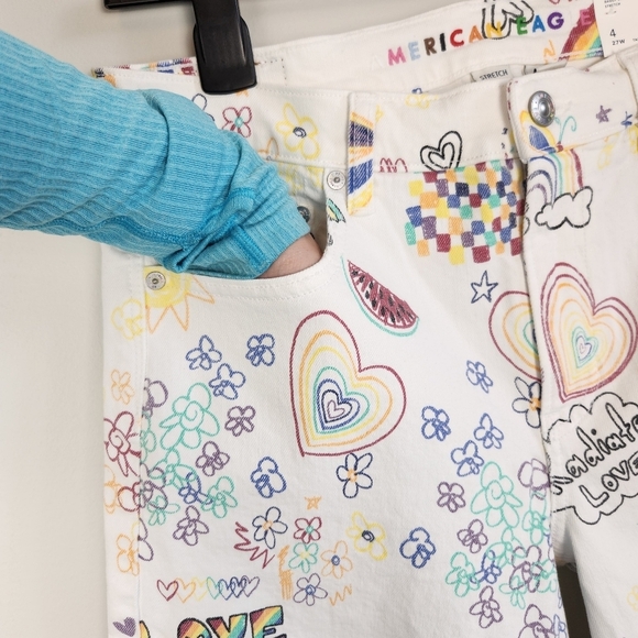 AE PRIDE low-rise Baggy Bermuda Stretch Shorts Dopamine Dressing Candy Rav - Picture 5 of 12